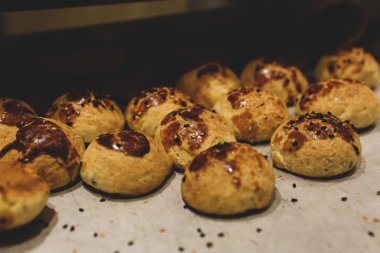 Bir grup çeşit kurabiye. Çikolata parçacıklı, yulaflı, kuru üzümlü, beyaz çikolatalı.