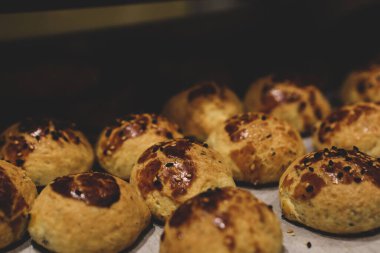 Bir grup çeşit kurabiye. Çikolata parçacıklı, yulaflı, kuru üzümlü, beyaz çikolatalı.