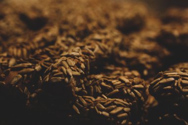 Bir grup çeşit kurabiye. Çikolata parçacıklı, yulaflı, kuru üzümlü, beyaz çikolatalı.