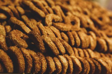 Bir grup çeşit kurabiye. Çikolata parçacıklı, yulaflı, kuru üzümlü, beyaz çikolatalı.