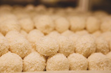 Bir grup çeşit kurabiye. Çikolata parçacıklı, yulaflı, kuru üzümlü, beyaz çikolatalı.