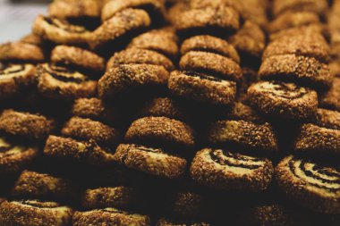 Bir grup çeşit kurabiye. Çikolata parçacıklı, yulaflı, kuru üzümlü, beyaz çikolatalı.