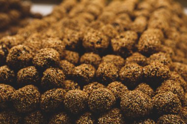 Bir grup çeşit kurabiye. Çikolata parçacıklı, yulaflı, kuru üzümlü, beyaz çikolatalı.