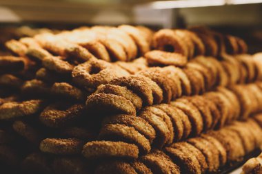 Bir grup çeşit kurabiye. Çikolata parçacıklı, yulaflı, kuru üzümlü, beyaz çikolatalı.