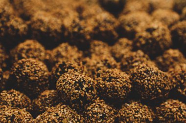 Bir grup çeşit kurabiye. Çikolata parçacıklı, yulaflı, kuru üzümlü, beyaz çikolatalı.