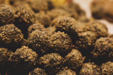 Bir grup çeşit kurabiye. Çikolata parçacıklı, yulaflı, kuru üzümlü, beyaz çikolatalı.