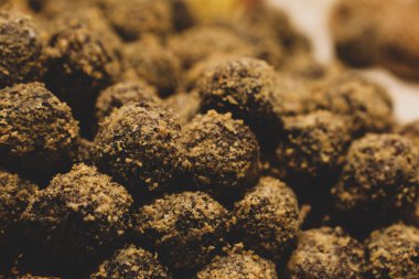 Bir grup çeşit kurabiye. Çikolata parçacıklı, yulaflı, kuru üzümlü, beyaz çikolatalı.