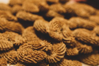 Bir grup çeşit kurabiye. Çikolata parçacıklı, yulaflı, kuru üzümlü, beyaz çikolatalı.