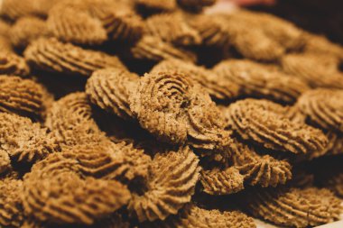 Bir grup çeşit kurabiye. Çikolata parçacıklı, yulaflı, kuru üzümlü, beyaz çikolatalı.