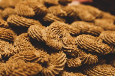 Bir grup çeşit kurabiye. Çikolata parçacıklı, yulaflı, kuru üzümlü, beyaz çikolatalı.