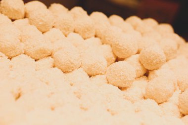 Bir grup çeşit kurabiye. Çikolata parçacıklı, yulaflı, kuru üzümlü, beyaz çikolatalı.