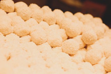 Bir grup çeşit kurabiye. Çikolata parçacıklı, yulaflı, kuru üzümlü, beyaz çikolatalı.