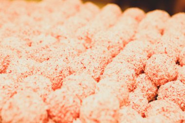 Bir grup çeşit kurabiye. Çikolata parçacıklı, yulaflı, kuru üzümlü, beyaz çikolatalı.