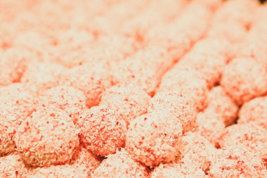 Bir grup çeşit kurabiye. Çikolata parçacıklı, yulaflı, kuru üzümlü, beyaz çikolatalı.