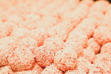 Bir grup çeşit kurabiye. Çikolata parçacıklı, yulaflı, kuru üzümlü, beyaz çikolatalı.