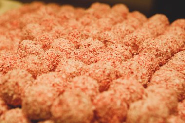 Bir grup çeşit kurabiye. Çikolata parçacıklı, yulaflı, kuru üzümlü, beyaz çikolatalı.