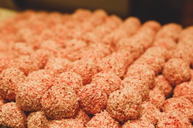 Bir grup çeşit kurabiye. Çikolata parçacıklı, yulaflı, kuru üzümlü, beyaz çikolatalı.