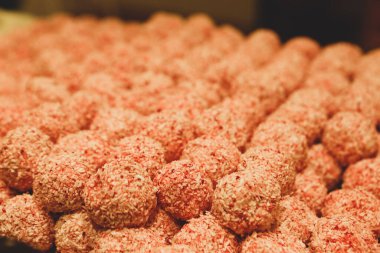 Bir grup çeşit kurabiye. Çikolata parçacıklı, yulaflı, kuru üzümlü, beyaz çikolatalı.