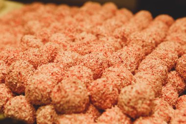 Bir grup çeşit kurabiye. Çikolata parçacıklı, yulaflı, kuru üzümlü, beyaz çikolatalı.