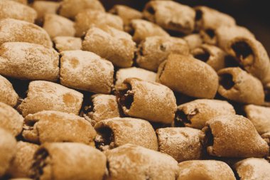 Bir grup çeşit kurabiye. Çikolata parçacıklı, yulaflı, kuru üzümlü, beyaz çikolatalı.