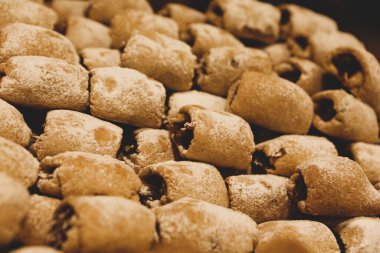 Bir grup çeşit kurabiye. Çikolata parçacıklı, yulaflı, kuru üzümlü, beyaz çikolatalı.