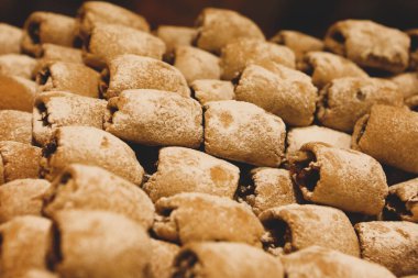 Bir grup çeşit kurabiye. Çikolata parçacıklı, yulaflı, kuru üzümlü, beyaz çikolatalı.