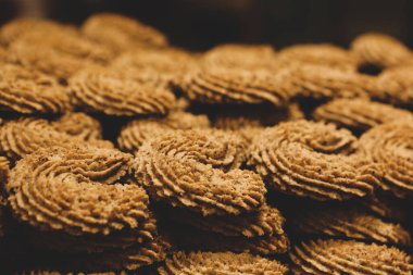 Bir grup çeşit kurabiye. Çikolata parçacıklı, yulaflı, kuru üzümlü, beyaz çikolatalı.