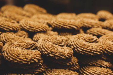 Bir grup çeşit kurabiye. Çikolata parçacıklı, yulaflı, kuru üzümlü, beyaz çikolatalı.