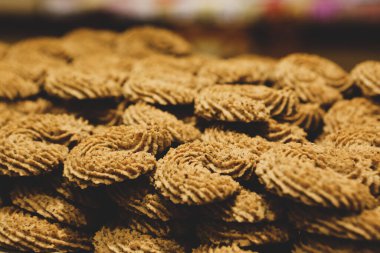 Bir grup çeşit kurabiye. Çikolata parçacıklı, yulaflı, kuru üzümlü, beyaz çikolatalı.