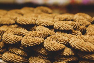 Bir grup çeşit kurabiye. Çikolata parçacıklı, yulaflı, kuru üzümlü, beyaz çikolatalı.