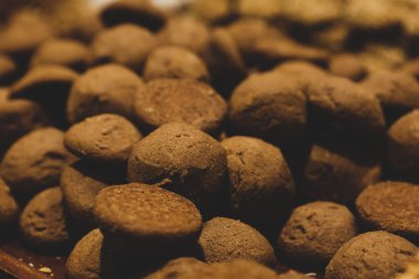 Bir grup çeşit kurabiye. Çikolata parçacıklı, yulaflı, kuru üzümlü, beyaz çikolatalı.