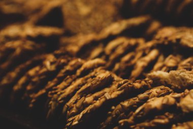 Bir grup çeşit kurabiye. Çikolata parçacıklı, yulaflı, kuru üzümlü, beyaz çikolatalı.