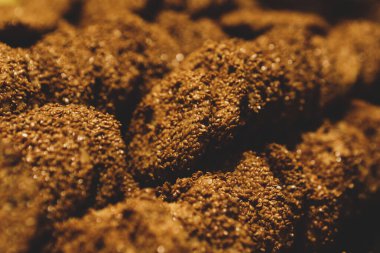 Bir grup çeşit kurabiye. Çikolata parçacıklı, yulaflı, kuru üzümlü, beyaz çikolatalı.