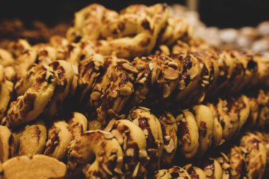 Bir grup çeşit kurabiye. Çikolata parçacıklı, yulaflı, kuru üzümlü, beyaz çikolatalı.