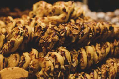 Bir grup çeşit kurabiye. Çikolata parçacıklı, yulaflı, kuru üzümlü, beyaz çikolatalı.