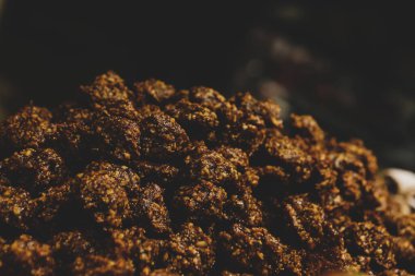 Bir grup çeşit kurabiye. Çikolata parçacıklı, yulaflı, kuru üzümlü, beyaz çikolatalı.