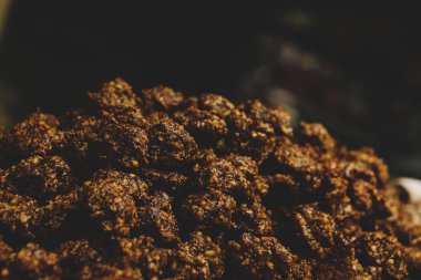 Bir grup çeşit kurabiye. Çikolata parçacıklı, yulaflı, kuru üzümlü, beyaz çikolatalı.