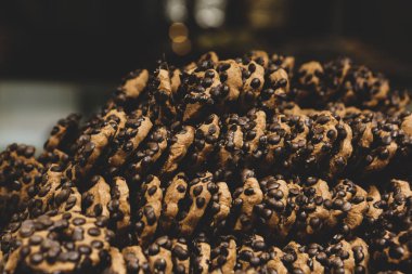 Bir grup çeşit kurabiye. Çikolata parçacıklı, yulaflı, kuru üzümlü, beyaz çikolatalı.