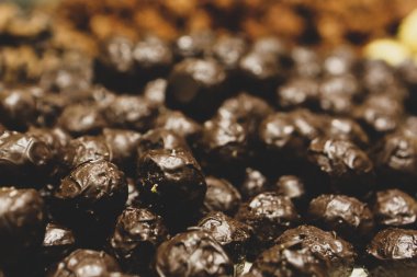 Bir grup çeşit kurabiye. Çikolata parçacıklı, yulaflı, kuru üzümlü, beyaz çikolatalı.