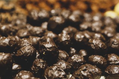 Bir grup çeşit kurabiye. Çikolata parçacıklı, yulaflı, kuru üzümlü, beyaz çikolatalı.