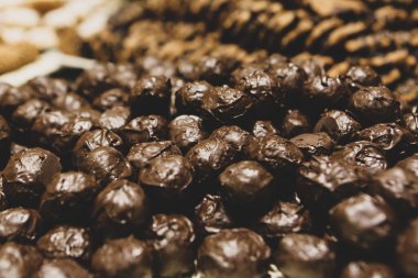 Bir grup çeşit kurabiye. Çikolata parçacıklı, yulaflı, kuru üzümlü, beyaz çikolatalı.