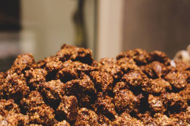 Bir grup çeşit kurabiye. Çikolata parçacıklı, yulaflı, kuru üzümlü, beyaz çikolatalı.