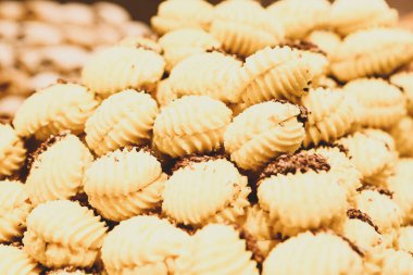 Bir grup çeşit kurabiye. Çikolata parçacıklı, yulaflı, kuru üzümlü, beyaz çikolatalı.