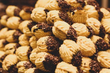 Bir grup çeşit kurabiye. Çikolata parçacıklı, yulaflı, kuru üzümlü, beyaz çikolatalı.