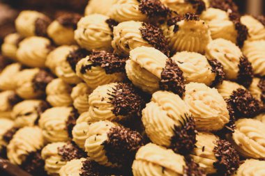 Bir grup çeşit kurabiye. Çikolata parçacıklı, yulaflı, kuru üzümlü, beyaz çikolatalı.