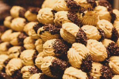 Bir grup çeşit kurabiye. Çikolata parçacıklı, yulaflı, kuru üzümlü, beyaz çikolatalı.