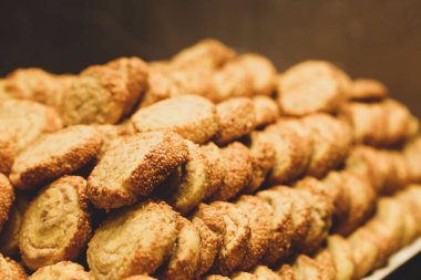 Bir grup çeşit kurabiye. Çikolata parçacıklı, yulaflı, kuru üzümlü, beyaz çikolatalı.