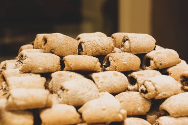 Bir grup çeşit kurabiye. Çikolata parçacıklı, yulaflı, kuru üzümlü, beyaz çikolatalı.