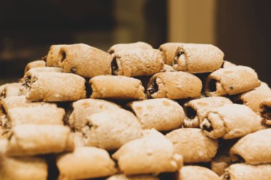 Bir grup çeşit kurabiye. Çikolata parçacıklı, yulaflı, kuru üzümlü, beyaz çikolatalı.