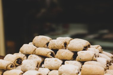 Bir grup çeşit kurabiye. Çikolata parçacıklı, yulaflı, kuru üzümlü, beyaz çikolatalı.